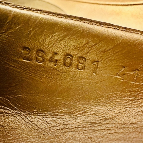 Description:
Gucci flats in metallic taupe leather featuring gold-tone
double G - Picture 4 of 9